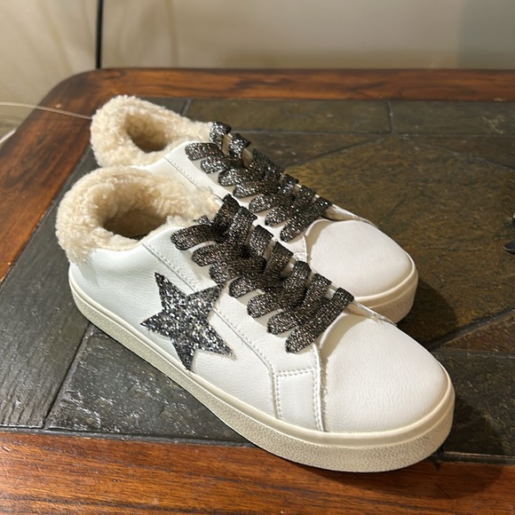 Steve Madden lined sneakers, white and silver with black size 6 - Picture 1 of 5